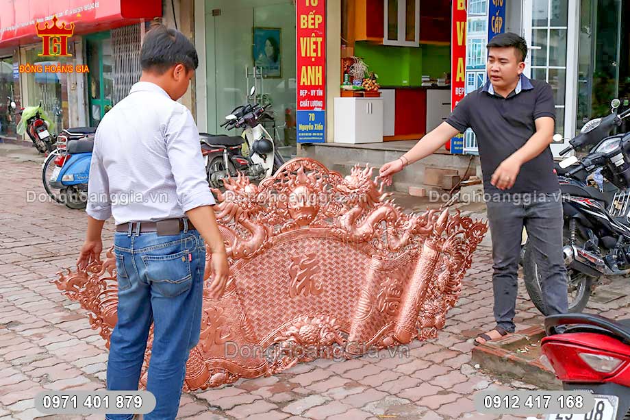 Mẫu hoành phi Quang Lưu Đức bằng đồng đỏ là dòng sản phẩm đồ thờ cao cấp tại Hoàng Gia